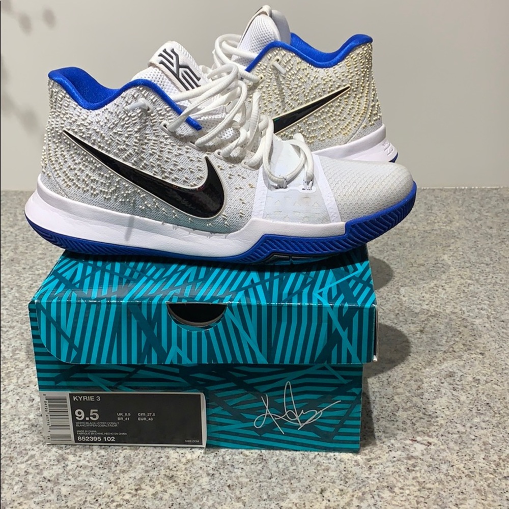 Men’s Kyrie 3 Size 9.5  / SHOES HAVE YELLOWING